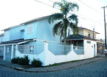 Sobrado com 101m², 3 dormitórios, 1 vaga, no bairro Treviso em Caxias do Sul para Comprar