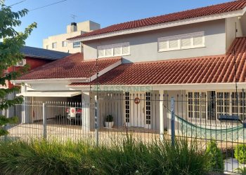 Casa com 229m², 3 dormitórios, 3 vagas, no bairro Kayser em Caxias do Sul para Comprar