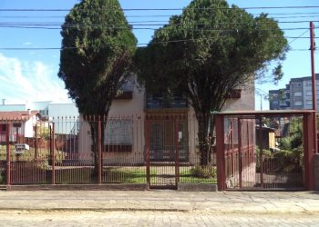 Casa com 261m², 8 dormitórios, 10 vagas, no bairro Rio Branco em Caxias do Sul para Comprar