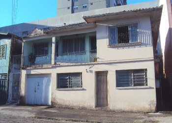 Casa com 320m², 3 dormitórios, 1 vaga, no bairro Centro em Caxias do Sul para Comprar