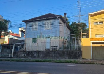 Casa com 450m², 3 dormitórios, 1 vaga, no bairro Panazzolo em Caxias do Sul para Comprar