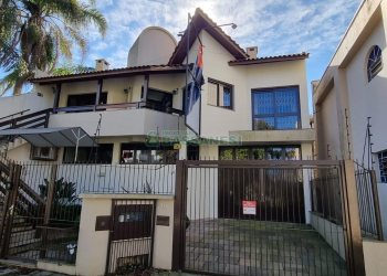 Casa com 365m², 3 dormitórios, 2 vagas, no bairro Jardim América em Caxias do Sul para Comprar
