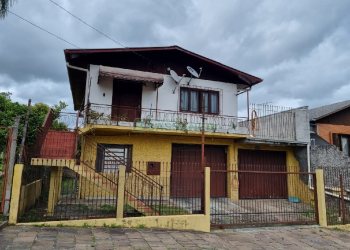 Casa com 200m², 3 dormitórios, 2 vagas, no bairro Fatima em Caxias do Sul para Comprar