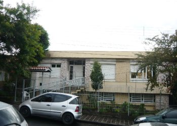 Casa com 250m², 4 dormitórios, 5 vagas, no bairro Pio X em Caxias do Sul para Comprar