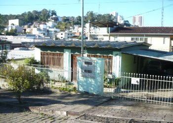 Casa com 342m², 10 dormitórios, 4 vagas, no bairro Panazzolo em Caxias do Sul para Comprar