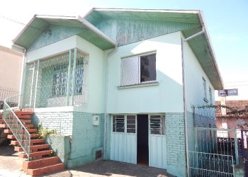 Casa com 120m², 2 dormitórios, 2 vagas, no bairro Rio Branco em Caxias do Sul para Comprar