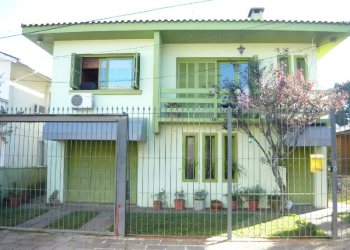 Casa com 280m², 3 dormitórios, 4 vagas, no bairro Lourdes em Caxias do Sul para Comprar