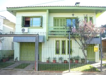 Casa com 280m², 3 dormitórios, 4 vagas, no bairro Lourdes em Caxias do Sul para Comprar