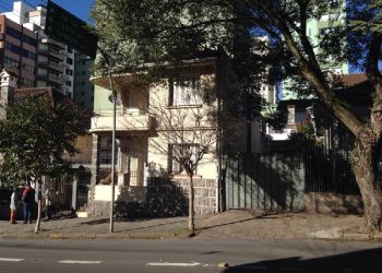 Casa com 200m², 6 dormitórios, 1 vaga, no bairro Centro em Caxias do Sul para Comprar