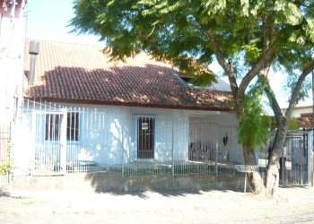 Casa com 176m², 4 dormitórios, 2 vagas, no bairro Santa Lucia em Caxias do Sul para Comprar
