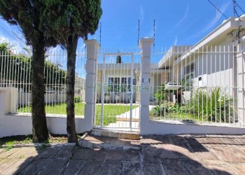 Casa Mobiliada com 330m², 3 dormitórios, 2 vagas, no bairro Petrópolis em Caxias do Sul para Alugar