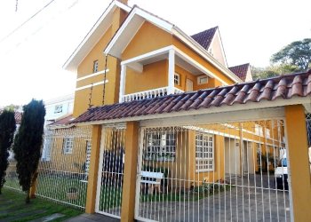 Sobrado com 110m², 3 dormitórios, 2 vagas, no bairro Nossa Senhora da Saúde em Caxias do Sul para Comprar