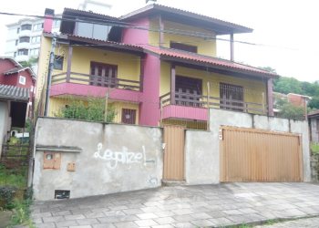 Casa com 330m², 3 dormitórios, 4 vagas, no bairro Colina Sorriso em Caxias do Sul para Comprar