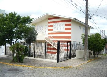 Casa com 200m², 5 dormitórios, 2 vagas, no bairro Universitário em Caxias do Sul para Comprar