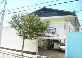 Casa com 300m², 3 dormitórios, 2 vagas, no bairro Cinqüentenário em Caxias do Sul para Comprar