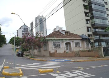 Casa Comercial com 110m², 4 dormitórios, 2 vagas, no bairro Centro em Caxias do Sul para Comprar