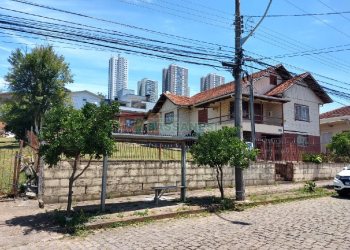 Casa com 200m², 3 dormitórios, 1 vaga, no bairro Universitário em Caxias do Sul para Comprar
