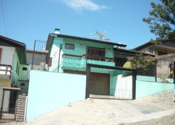 Casa com 240m², 3 dormitórios, 2 vagas, no bairro Arco Baleno em Caxias do Sul para Comprar