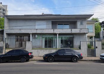 Casa com 338m², 3 dormitórios, 3 vagas, no bairro Lourdes em Caxias do Sul para Comprar