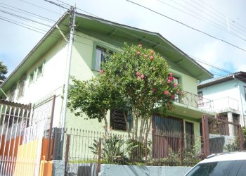 Casa com 243m², 4 dormitórios, 2 vagas, no bairro Planalto em Caxias do Sul para Comprar