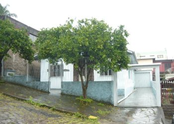 Casa com 254m², 3 dormitórios, 2 vagas, no bairro Planalto em Caxias do Sul para Comprar