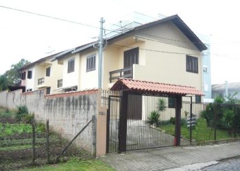 Sobrado com 86m², 3 dormitórios, 1 vaga, no bairro Cidade Nova em Caxias do Sul para Comprar