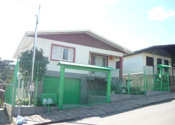 Casa com 234m², 3 dormitórios, 3 vagas, no bairro Serrano em Caxias do Sul para Comprar