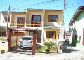 Sobrado com 119m², 3 dormitórios, 2 vagas, no bairro Arco Baleno em Caxias do Sul para Comprar