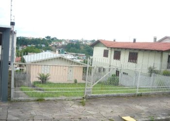 Casa com 150m², 3 dormitórios, 2 vagas, no bairro Universitário em Caxias do Sul para Comprar