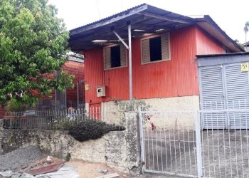 Casa com 29m², 2 dormitórios, 1 vaga, no bairro Diamantino em Caxias do Sul para Comprar