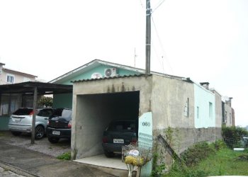 Sobrado com 46m², 2 dormitórios, 1 vaga, no bairro Desvio Rizzo em Caxias do Sul para Comprar