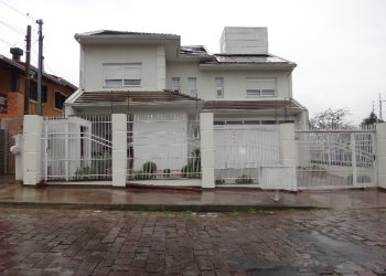 Casa com 347m², 5 dormitórios, 2 vagas, no bairro Charqueadas em Caxias do Sul para Comprar