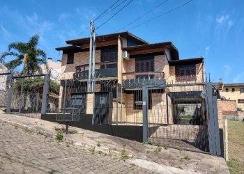 Sobrado com 110m², 3 dormitórios, 4 vagas, no bairro Arco Baleno em Caxias do Sul para Comprar