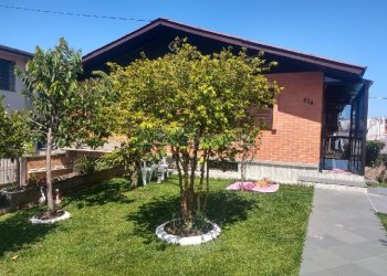 Casa com 690m², 4 dormitórios, 2 vagas, no bairro Diamantino em Caxias do Sul para Comprar