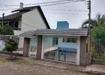 Casa com 268m², 3 dormitórios, 4 vagas, no bairro São Leopoldo em Caxias do Sul para Comprar