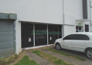 Loja com 52m², 2 vagas, no bairro Panazzolo em Caxias do Sul para Comprar