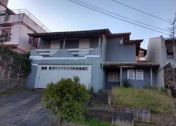 Casa com 200m², 3 dormitórios, 2 vagas, no bairro Colina Sorriso em Caxias do Sul para Comprar