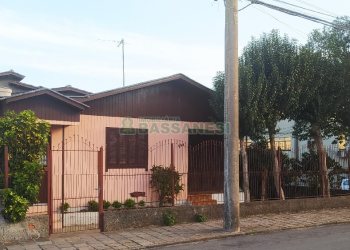 Casa com 80m², 2 dormitórios, 1 vaga, no bairro Kayser em Caxias do Sul para Comprar