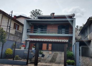 Casa com 239m², 3 dormitórios, 2 vagas, no bairro Rio Branco em Caxias do Sul para Comprar