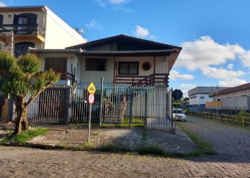 Casa com 82m², 3 dormitórios, 1 vaga, no bairro Pio X em Caxias do Sul para Comprar