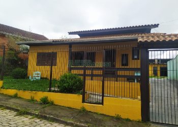 Casa com 230m², 3 dormitórios, 2 vagas, no bairro Diamantino em Caxias do Sul para Comprar