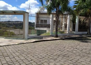 Casa Mobiliada com 450m², 3 dormitórios, 4 vagas, no bairro Charqueadas em Caxias do Sul para Alugar