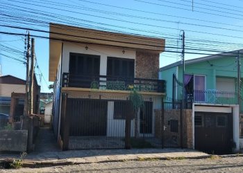 Casa com 200m², 3 dormitórios, 1 vaga, no bairro Pio X em Caxias do Sul para Comprar
