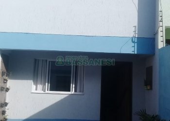 Casa com 62m², 2 dormitórios, 2 vagas, no bairro Morada dos Alpes em Caxias do Sul para Comprar