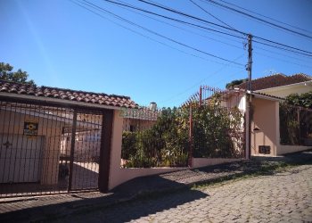 Casa com 840m², 3 dormitórios, 3 vagas, no bairro Rio Branco em Caxias do Sul para Comprar