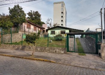 Casa com 100m², 3 dormitórios, 2 vagas, no bairro Charqueadas em Caxias do Sul para Comprar