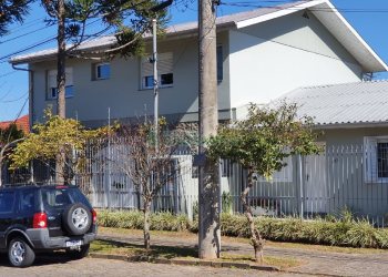 Casa com 327m², 3 dormitórios, 4 vagas, no bairro Interlagos em Caxias do Sul para Comprar