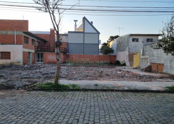 Terreno, 3 dormitórios, 2 vagas, no bairro Cinqüentenário em Caxias do Sul para Comprar
