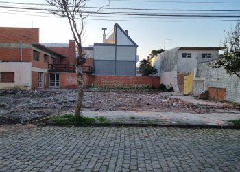 Terreno com 720m², 3 dormitórios, 2 vagas, no bairro Cinqüentenário em Caxias do Sul para Comprar