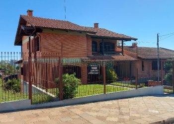 Casa com 405m², 3 dormitórios, 3 vagas, no bairro Colina Sorriso em Caxias do Sul para Comprar